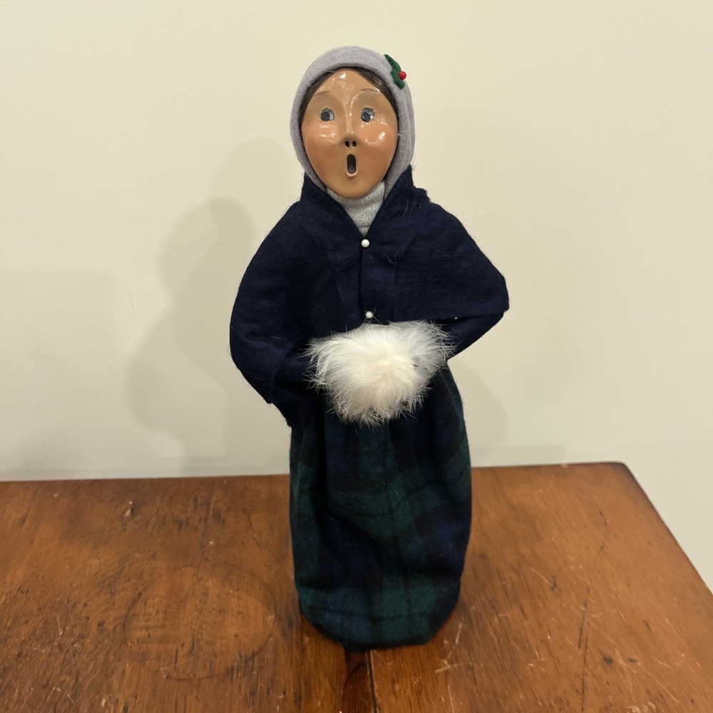 1993 BYERS CHOICE CHRISTMAS CAROLER Woman Blue Shawl, Green Plaid Dress Muff